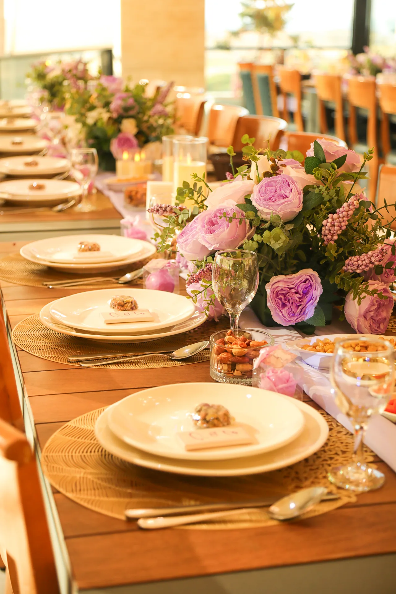 Wedding table with pink roses and gold chargers